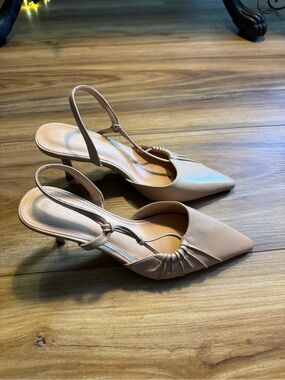 Chic Pointed Slingback Heels in Beige